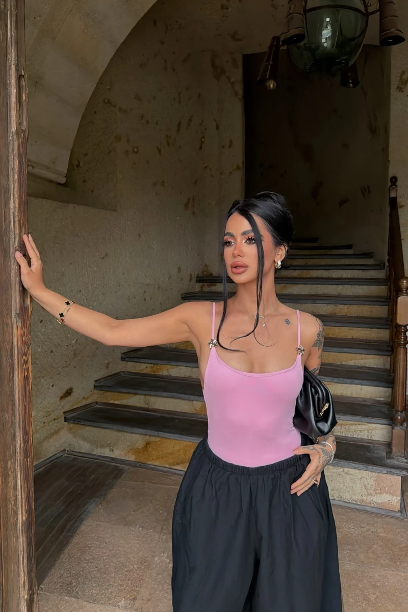 Pembe Aksesuarlı Bodysuit