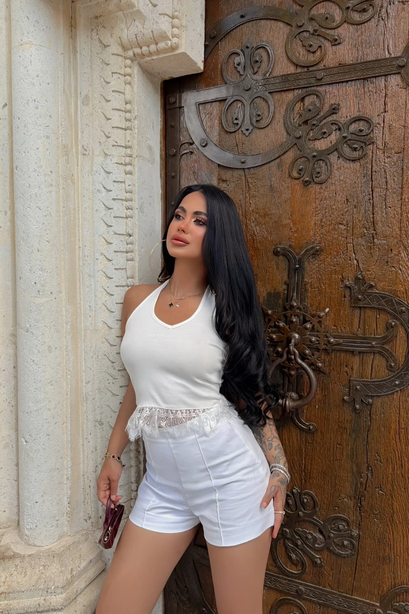 Beyaz Boyundan Geçmeli Dantelli Crop