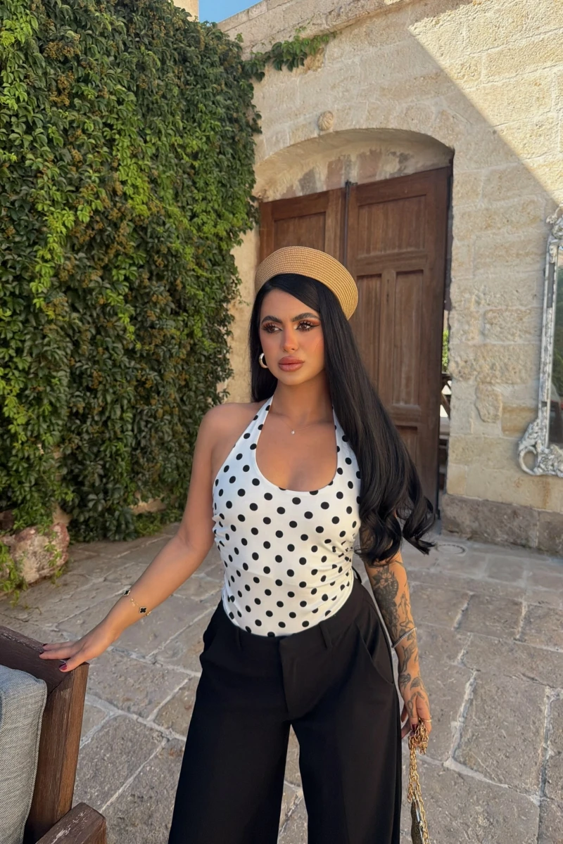 Beyaz Boyundan Geçmeli Puantiyeli Crop