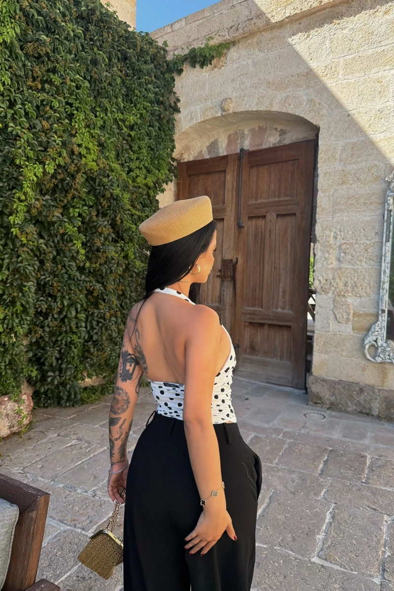 Beyaz Boyundan Geçmeli Puantiyeli Crop