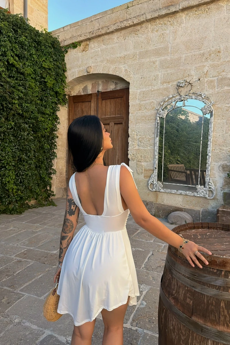 Beyaz Derin V Yaka Şortlu Elbise