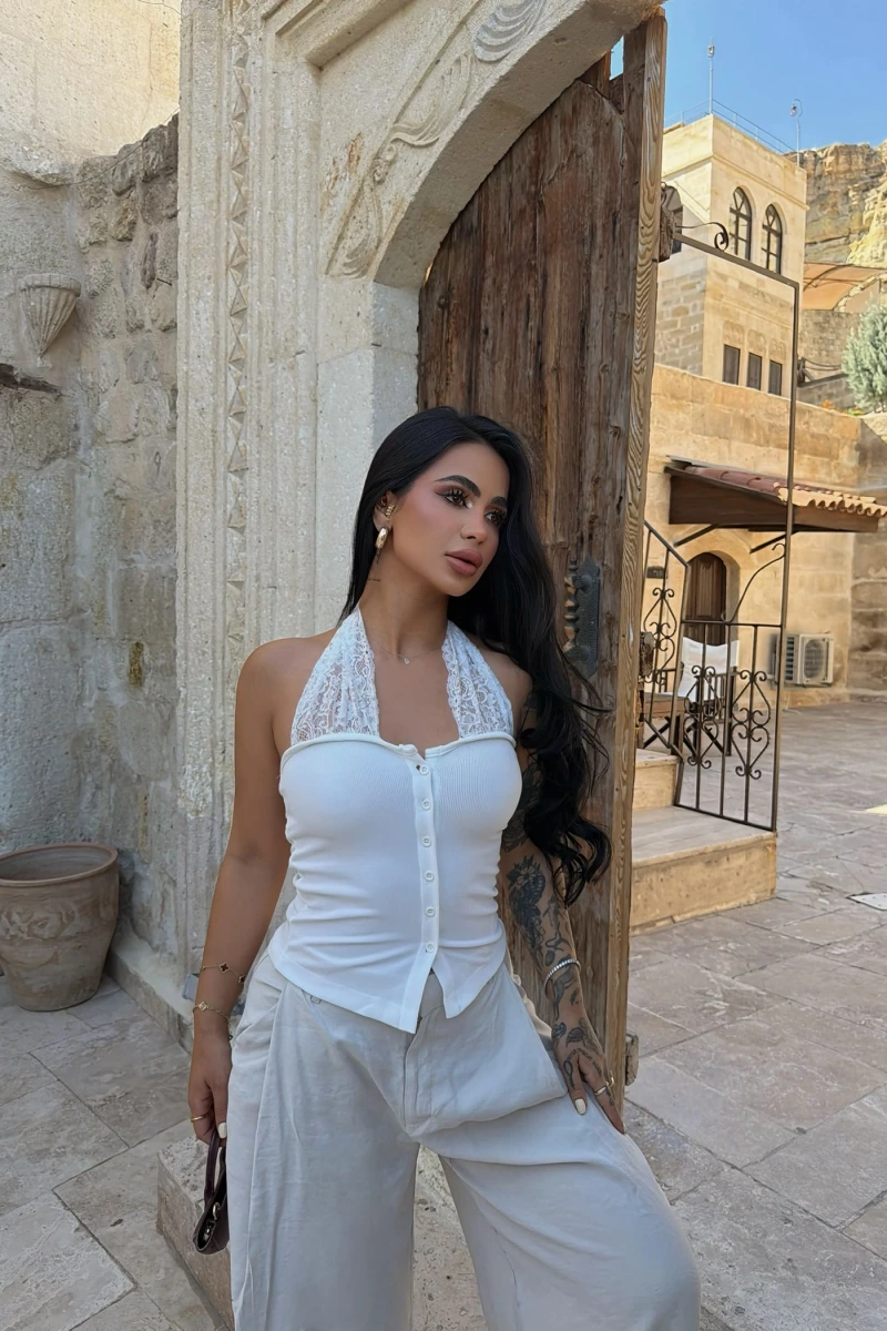 Beyaz Düğmeli Boyun Güpürlü Crop