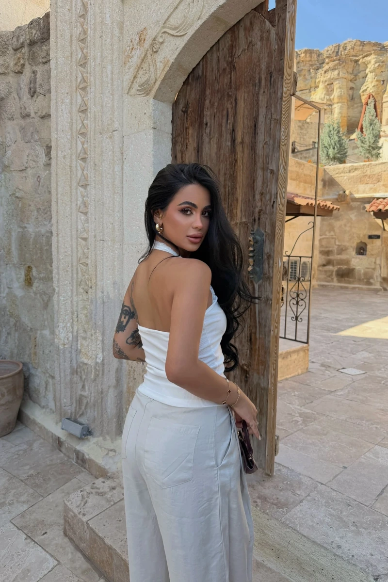 Beyaz Düğmeli Boyun Güpürlü Crop