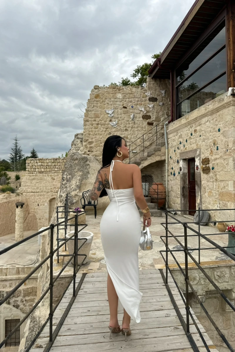 Beyaz Göğüs Aksesuarlı Maxi Elbise