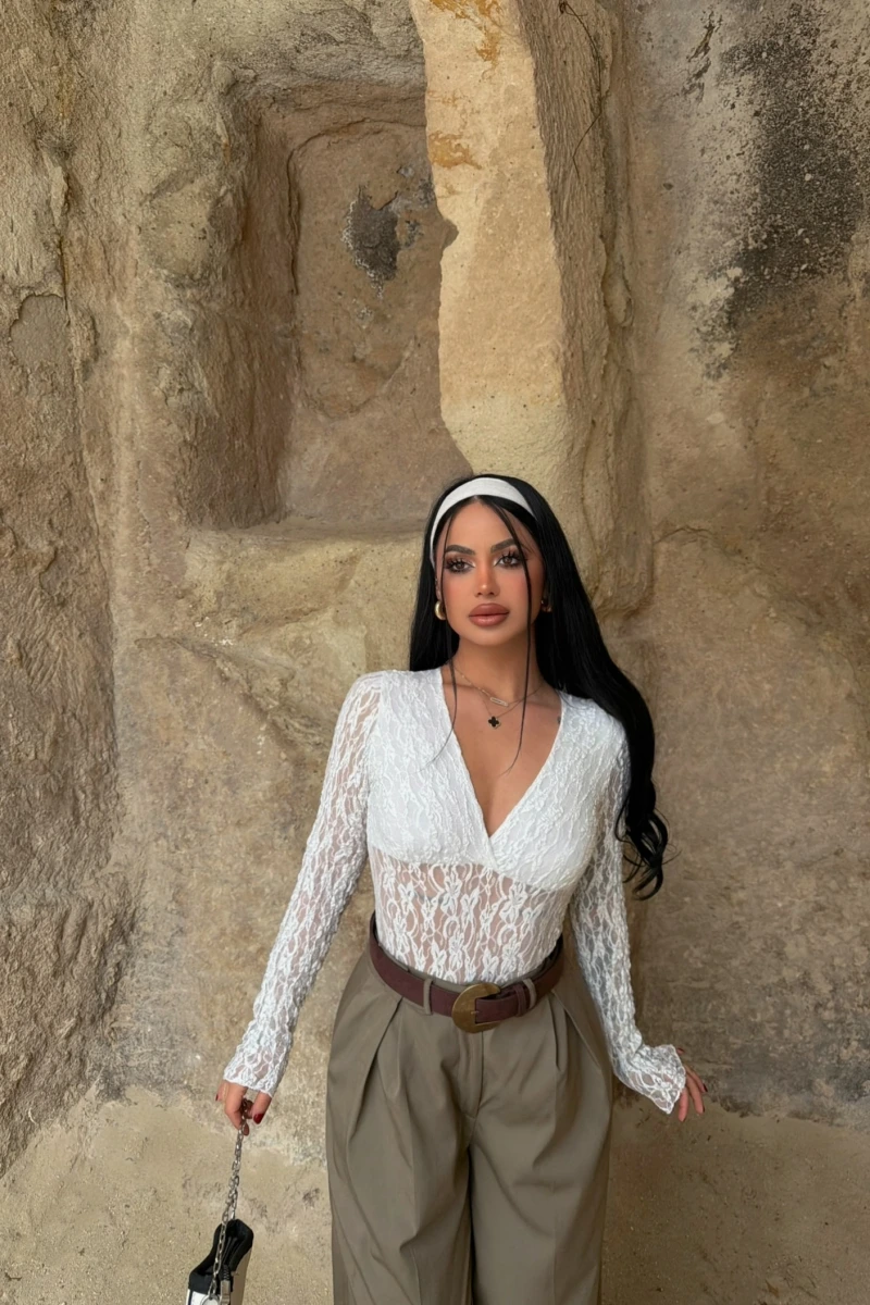 Beyaz İçi Astarlı Güpürlü Bodysuit
