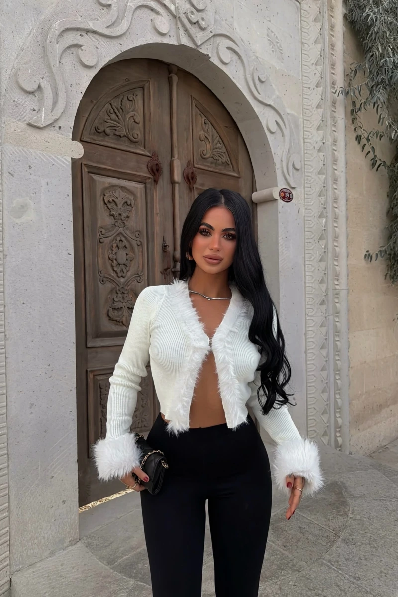 Beyaz Kürk Detaylı Triko Hırka