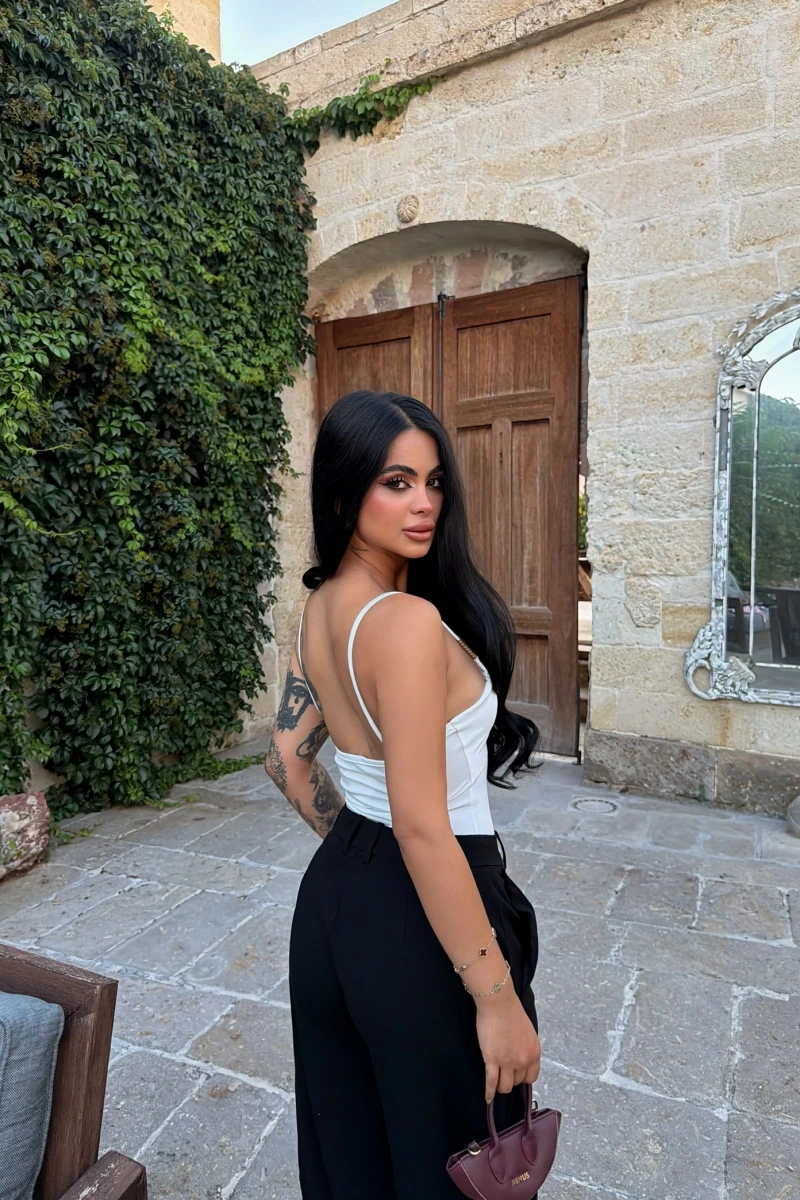 Beyaz Metal Aksesuarlı Bodysuit