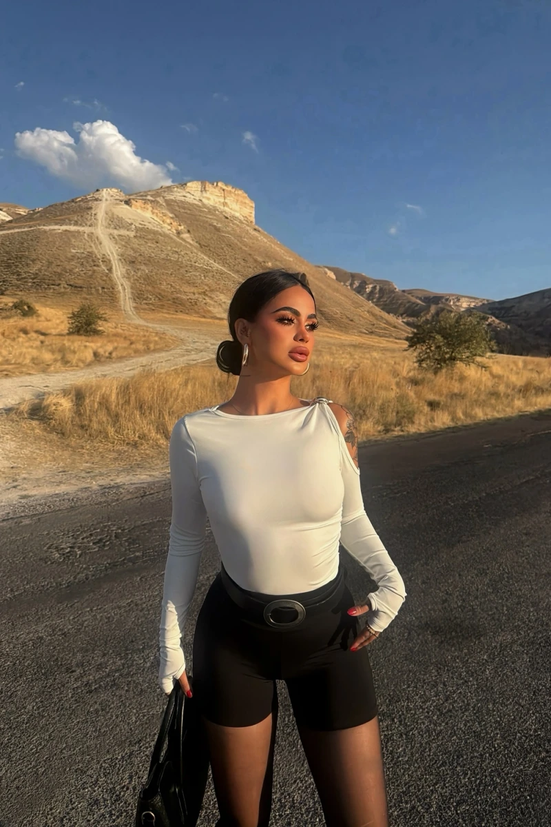 Beyaz Omuz Tokalı Sandy Crop