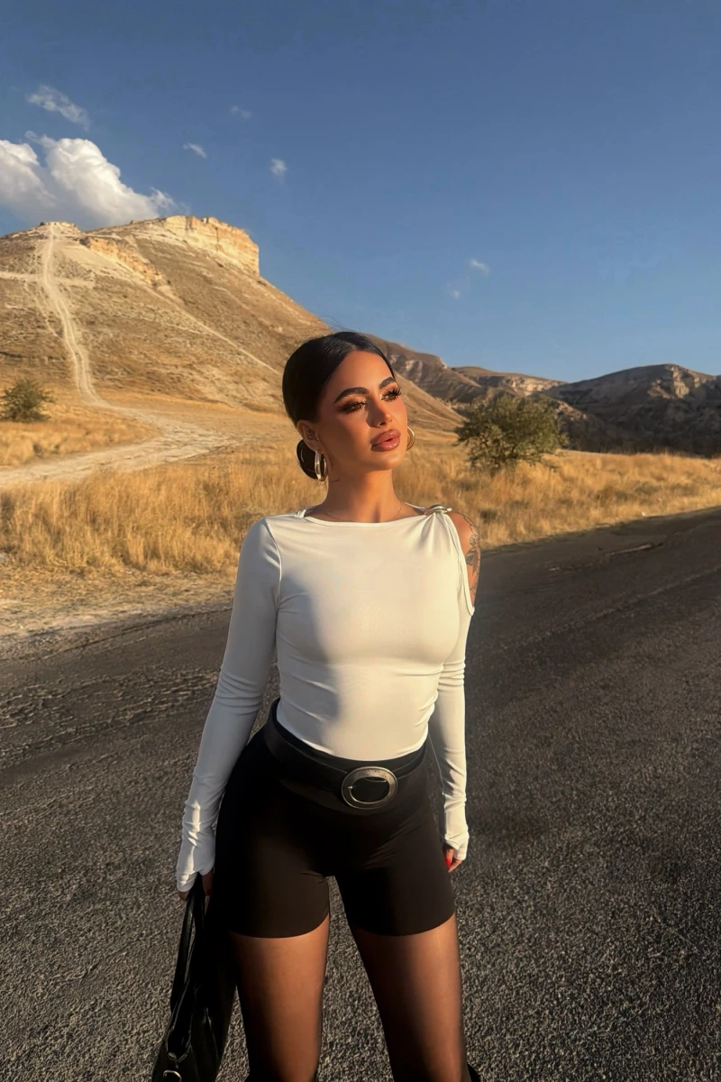 Beyaz Omuz Tokalı Sandy Crop