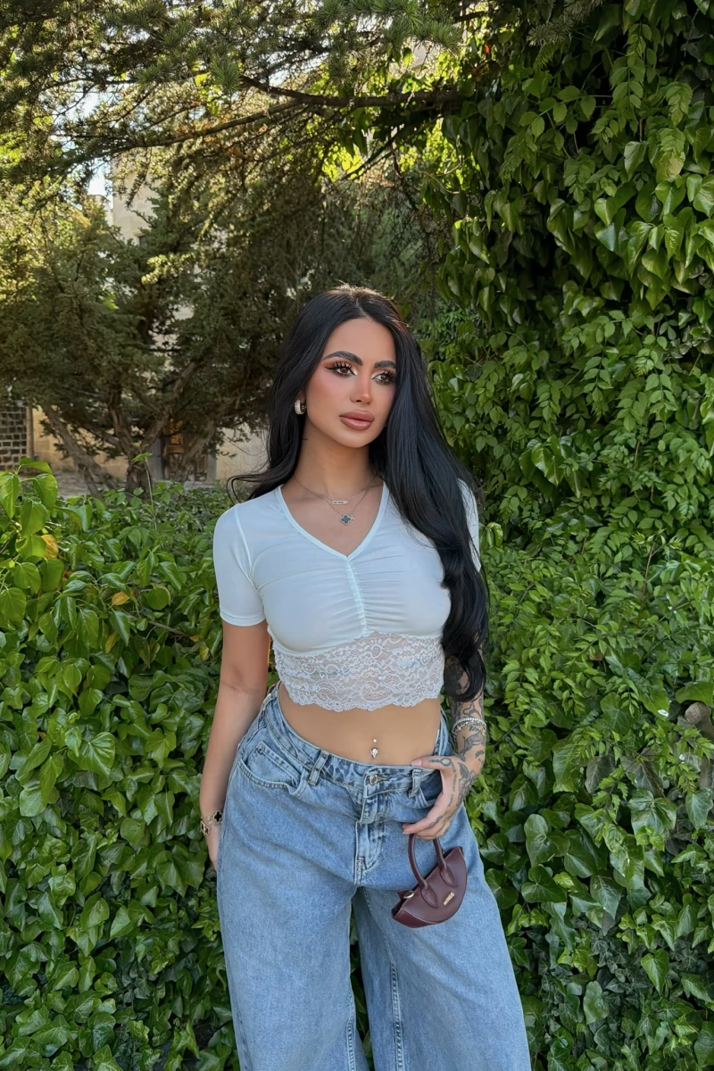 Beyaz Ön Büzgülü Güpürlü Crop