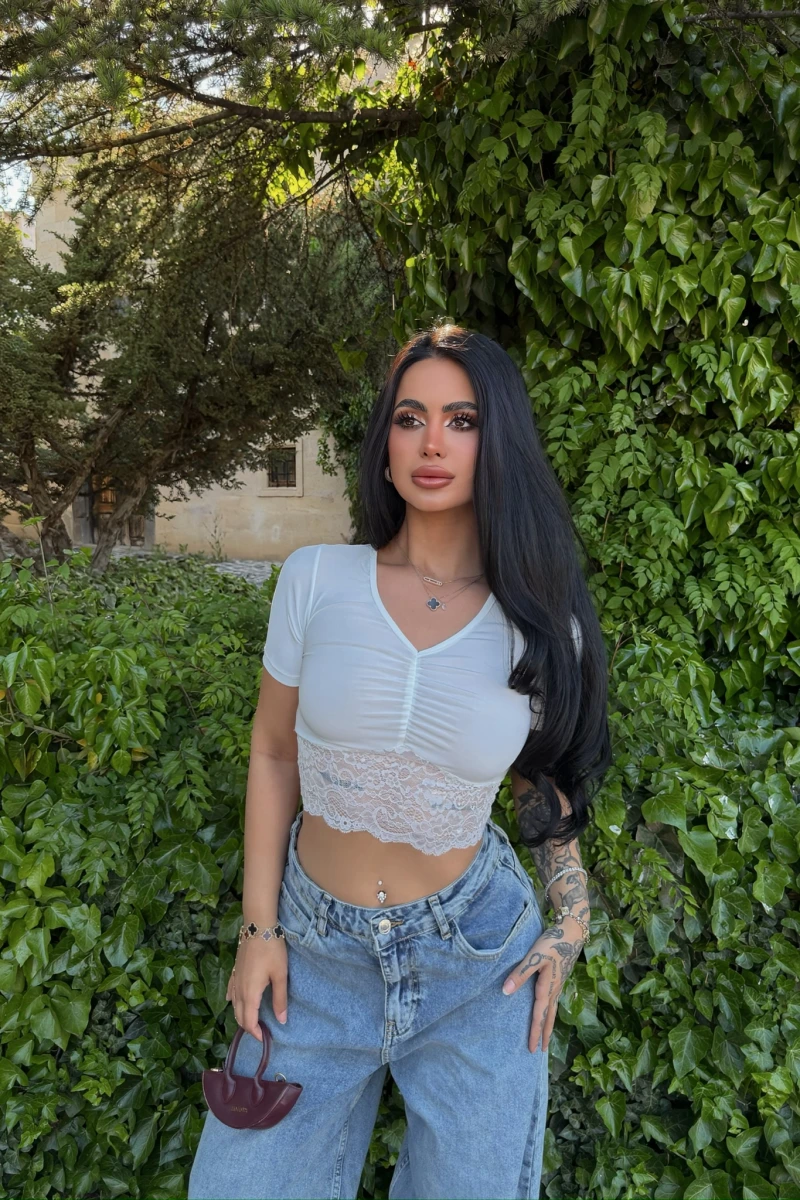 Beyaz Ön Büzgülü Güpürlü Crop