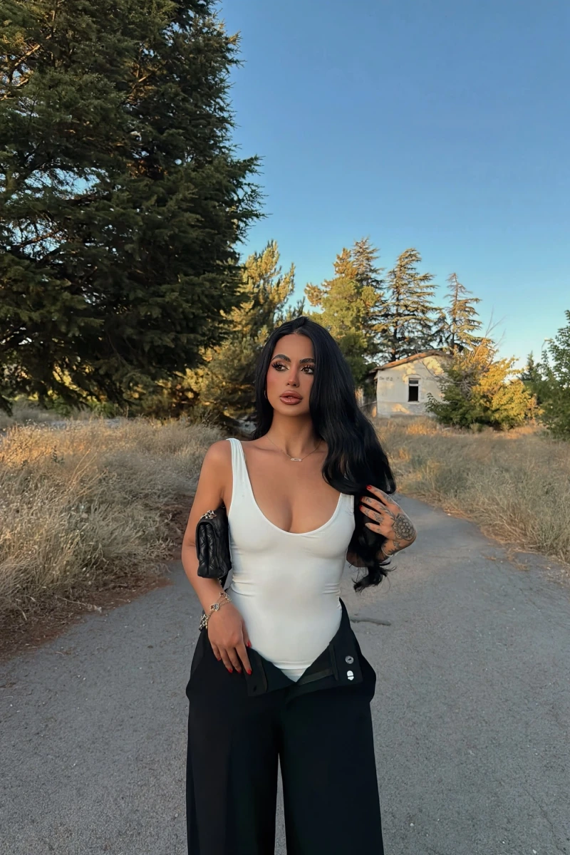 Beyaz Sırt Açık V Bodysuit