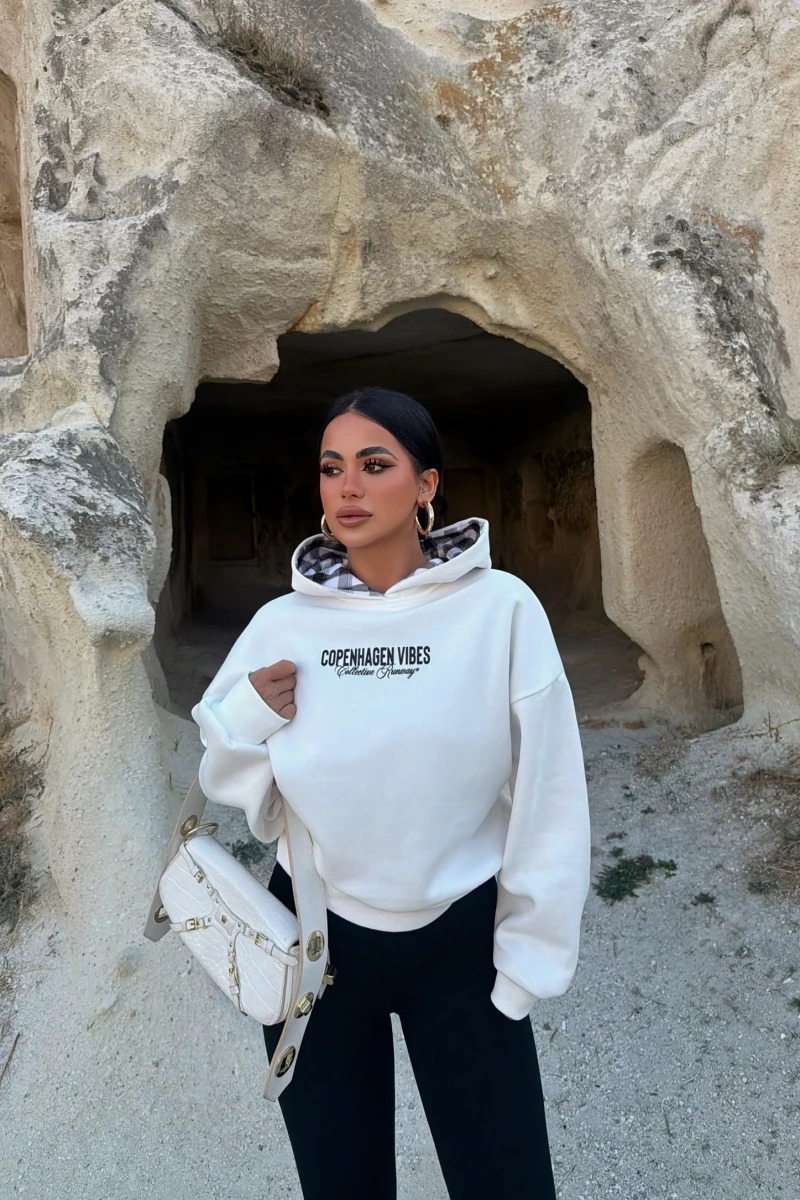 Beyaz Vibes Sırt Baskı Sweat