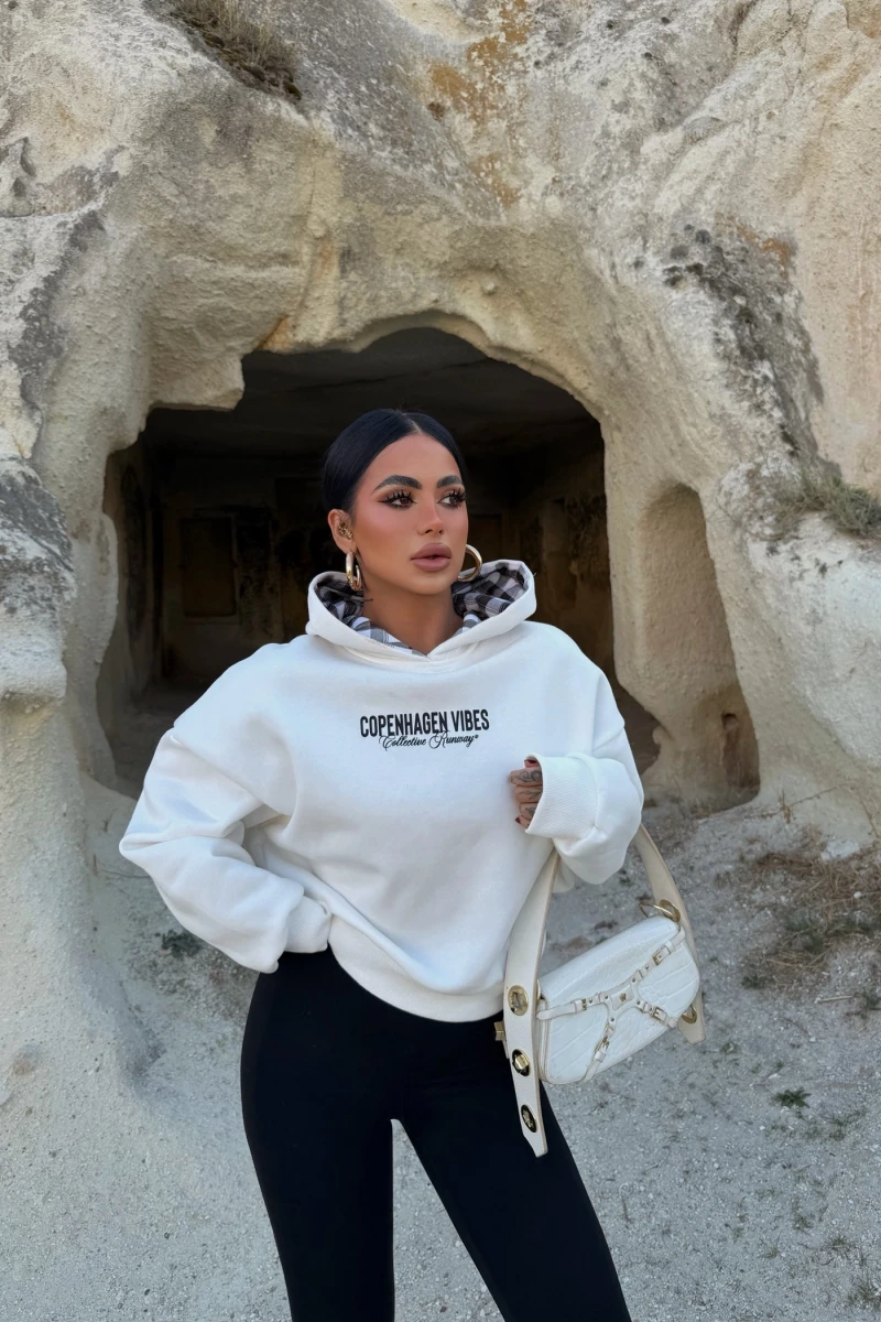Beyaz Vibes Sırt Baskı Sweat