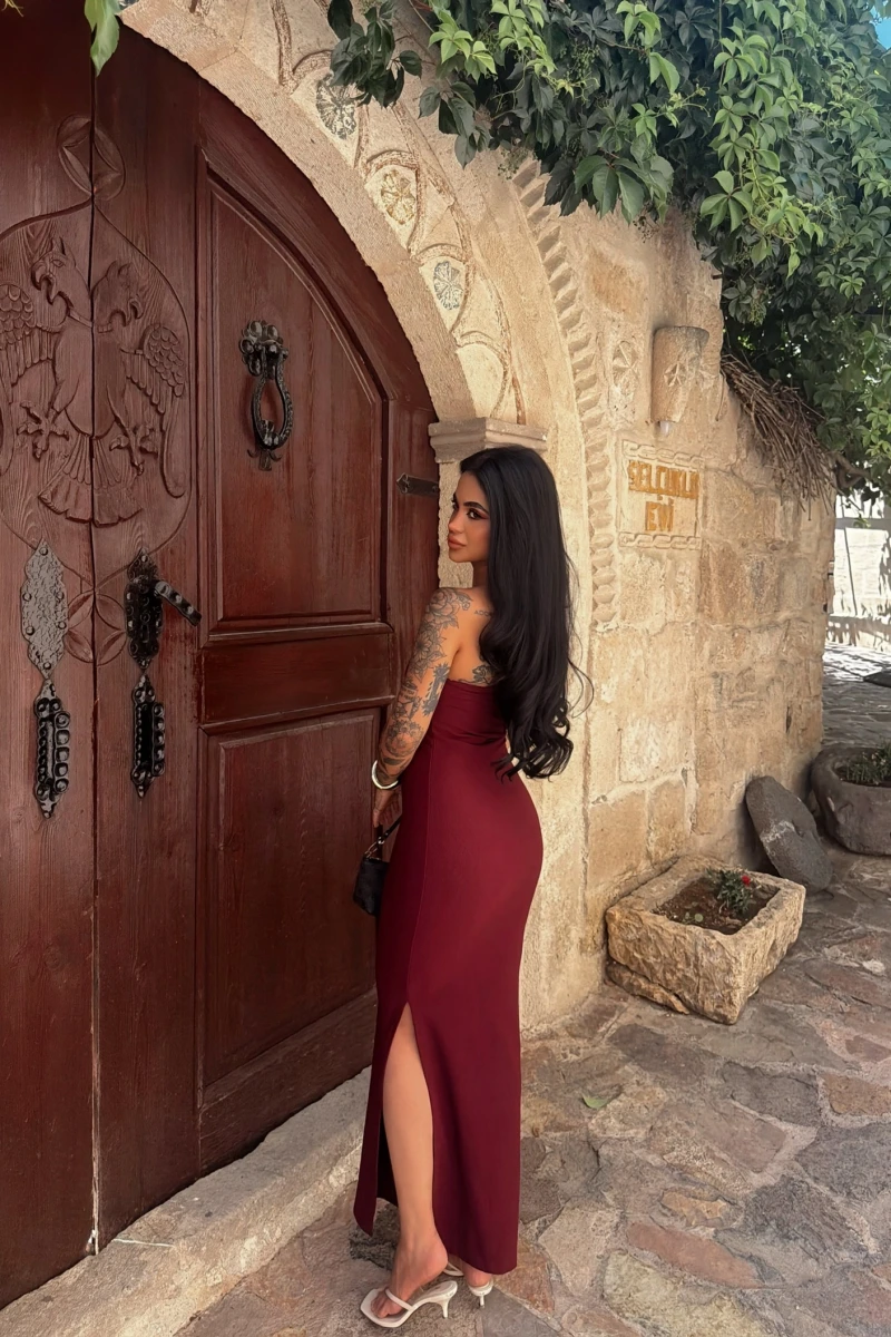 Bordo Omuz Tokalı Tek Yırtmaçlı Elbise
