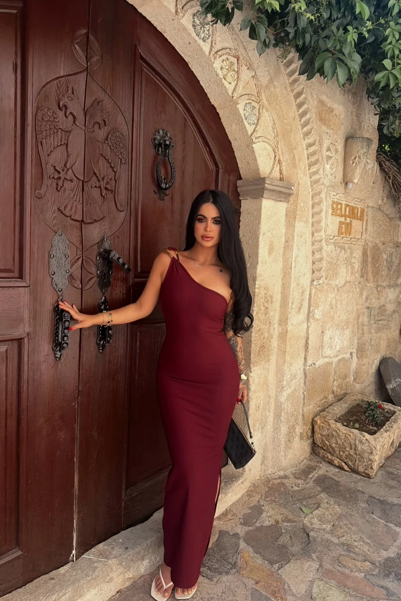 Bordo Omuz Tokalı Tek Yırtmaçlı Elbise