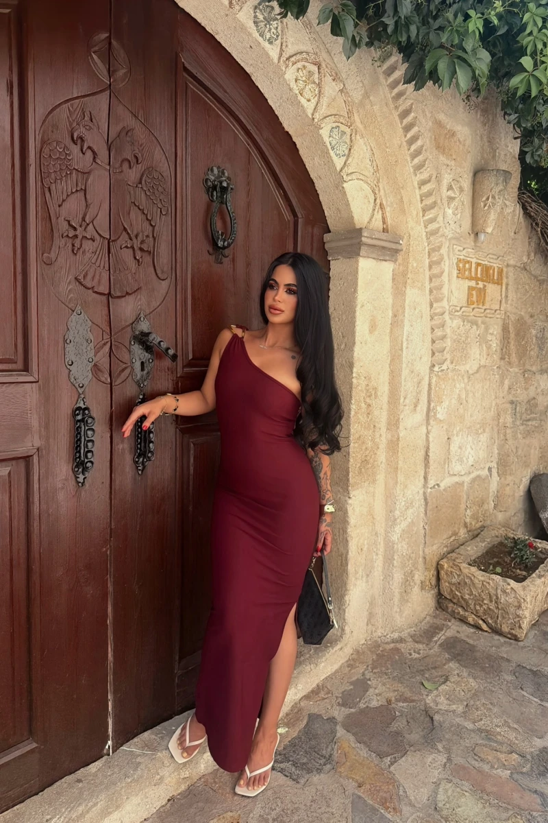 Bordo Omuz Tokalı Tek Yırtmaçlı Elbise