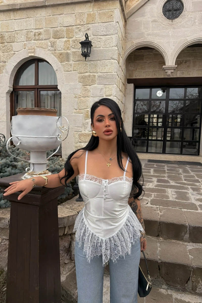 Beyaz Dantelli Rec Crop