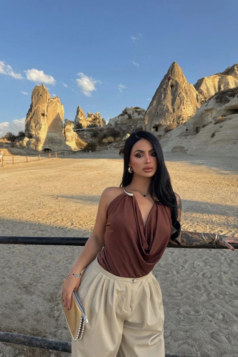 Kahve Nova Aksesuarlı Bluz