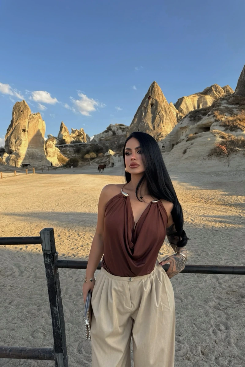 Kahve Nova Aksesuarlı Bluz