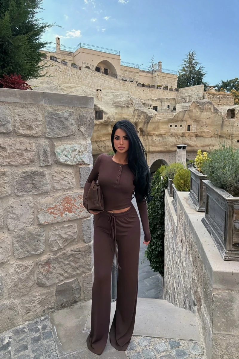 Kahve Yaka Düğmeli İkili Takım