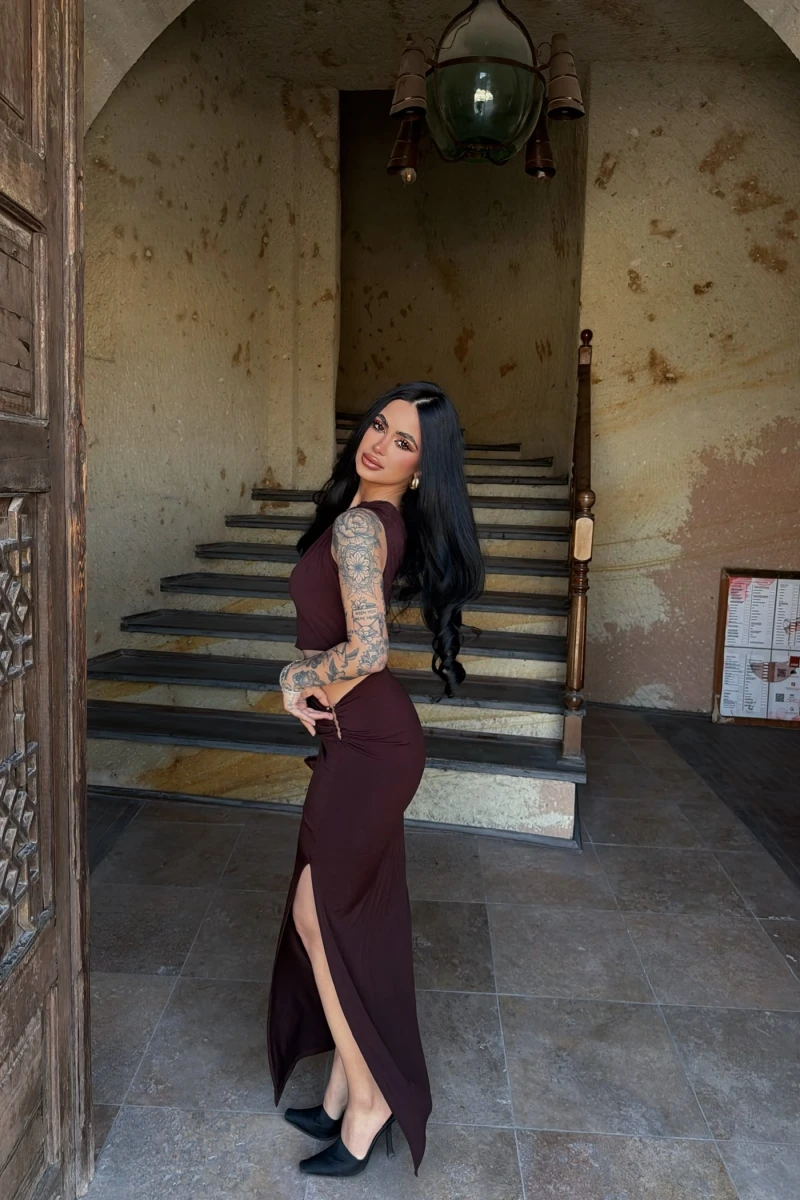 Kahve Yan Pencereli Sandy Elbise