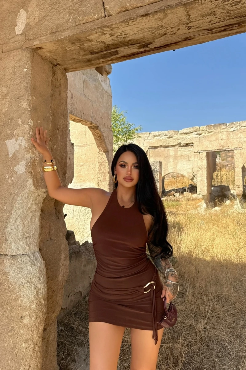 Kahve Yanı Tokalı Büzgülü Elbise
