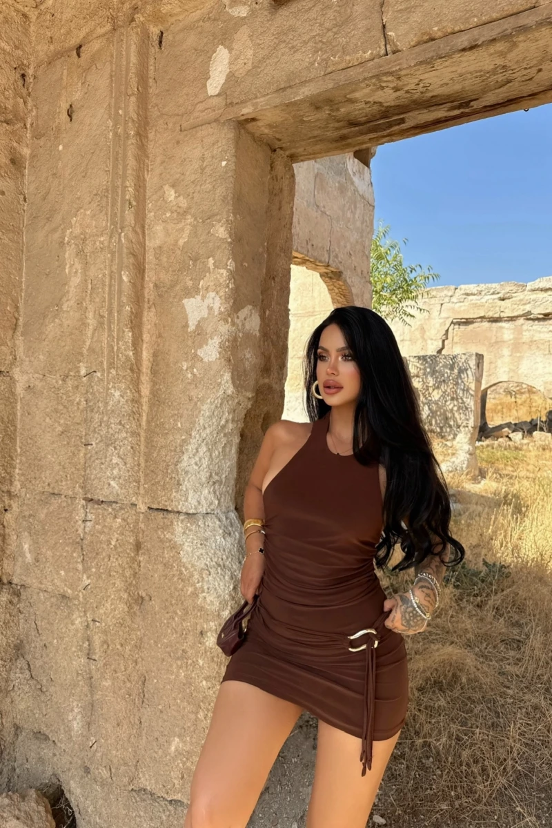 Kahve Yanı Tokalı Büzgülü Elbise