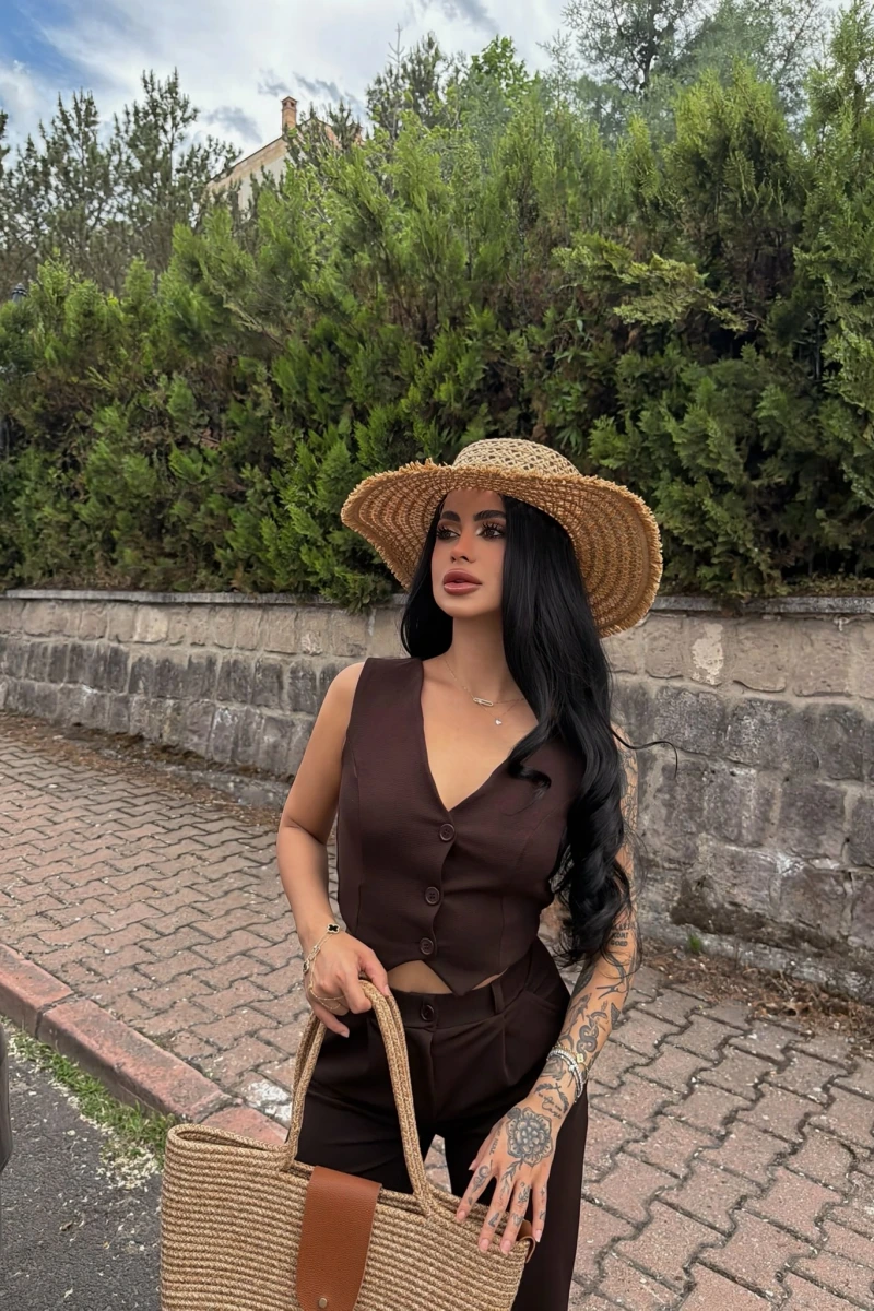 Kahve Yelekli Düğmeli İkili Takım