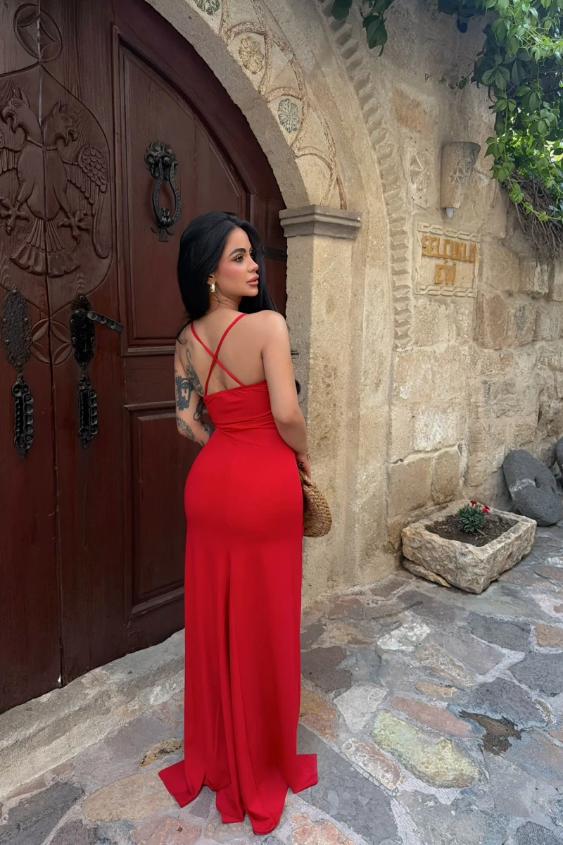 Kırmızı Çift Yırtmaçlı Sırt Çapraz Elbise