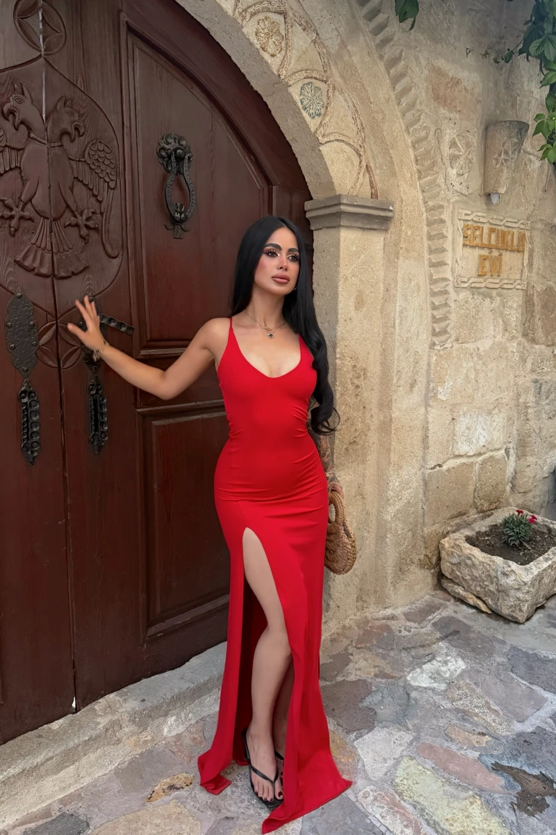Kırmızı Çift Yırtmaçlı Sırt Çapraz Elbise