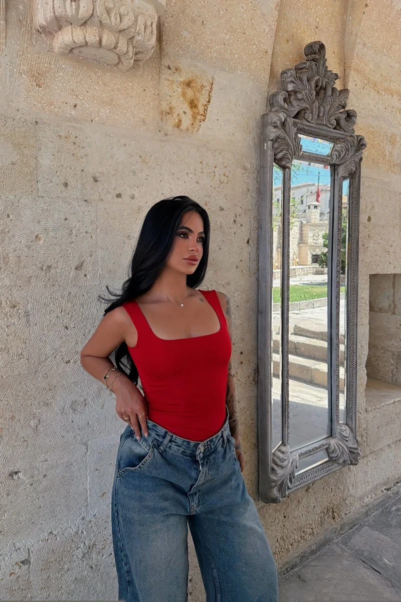 Kırmızı Kare Yaka Basic Bodysuit