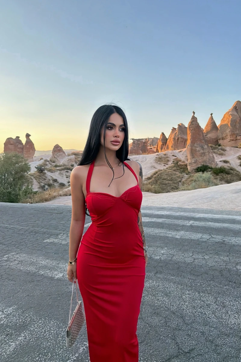 Kırmızı Sırt Dekolte Gloplu Maxi Elbise