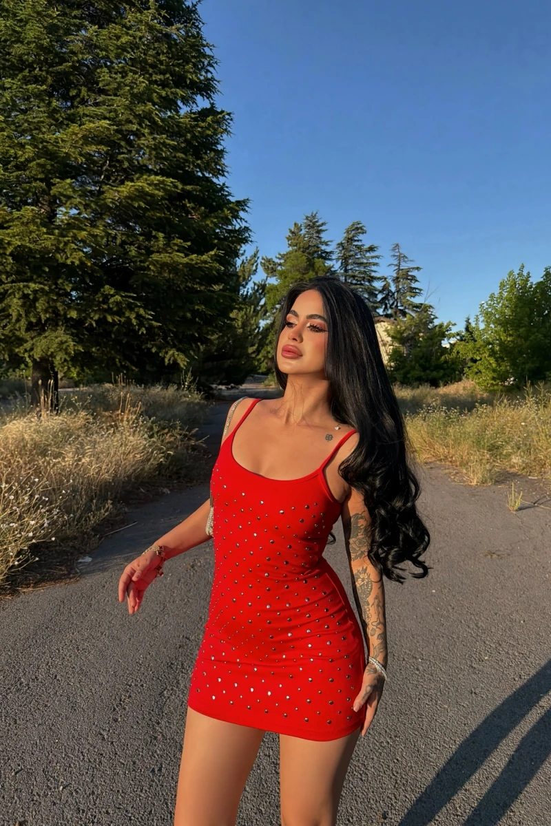Kırmızı Zımbalı Askılı Mini Elbise
