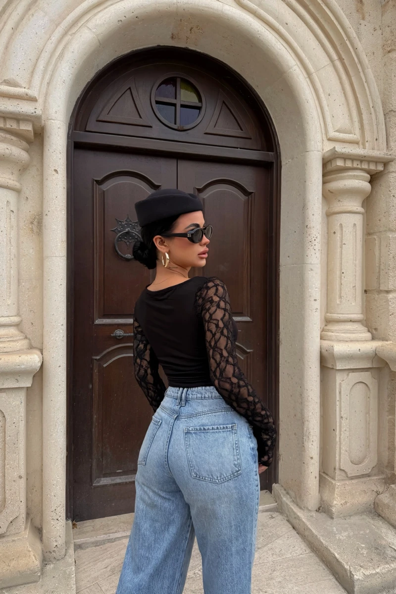 Kolları Güpürlü Kayık Yaka Bluz