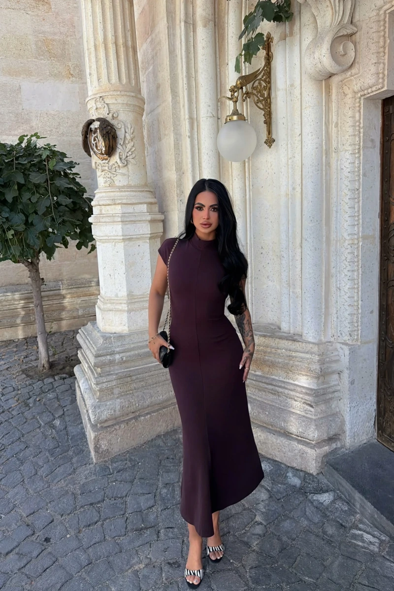 Mürdüm Dik Yaka Volanlı Triko Elbise