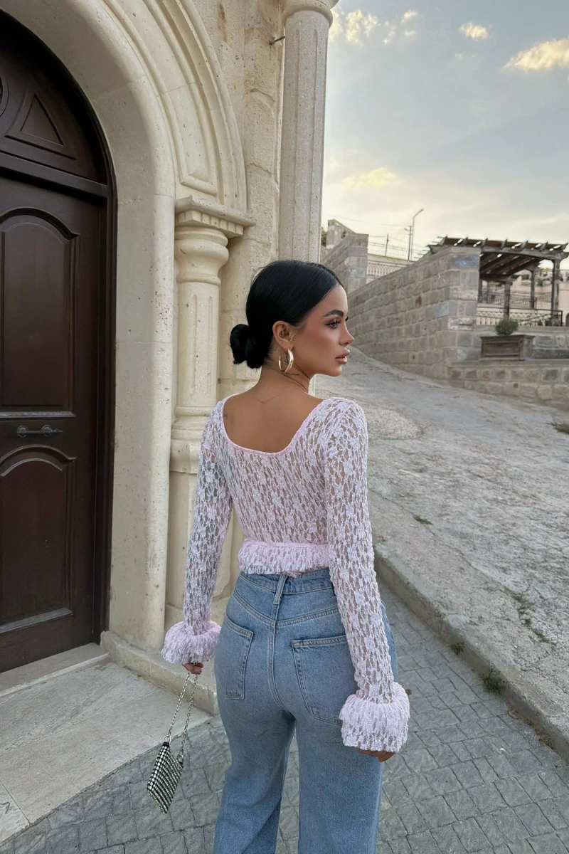 Pembe Kare Yaka Güpürlü Peplum Bluz