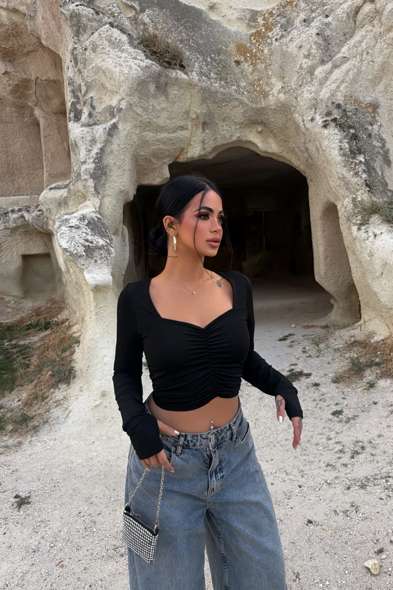 Siyah Aden Büzgülü Crop Bluz