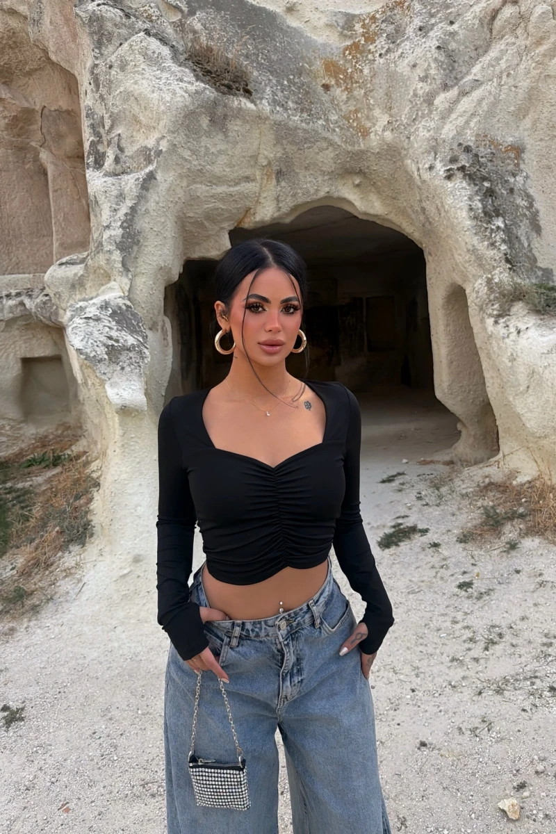 Siyah Aden Büzgülü Crop Bluz
