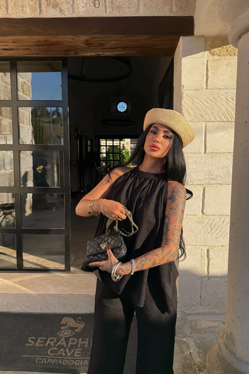 Siyah Capri Boyundan Geçmeli Takım