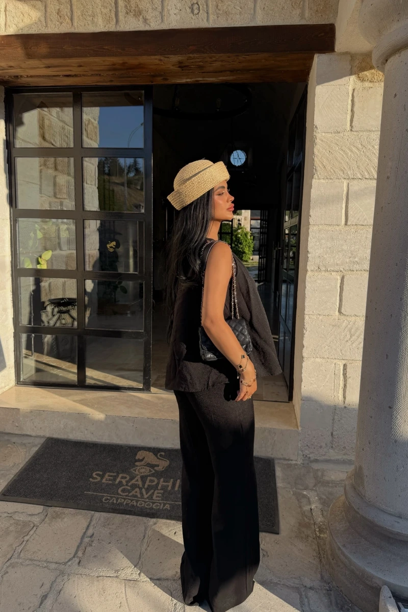 Siyah Capri Boyundan Geçmeli Takım