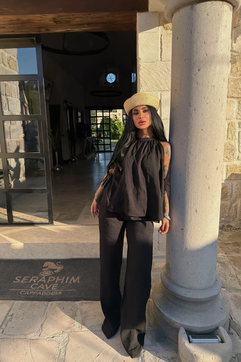 Siyah Capri Boyundan Geçmeli Takım