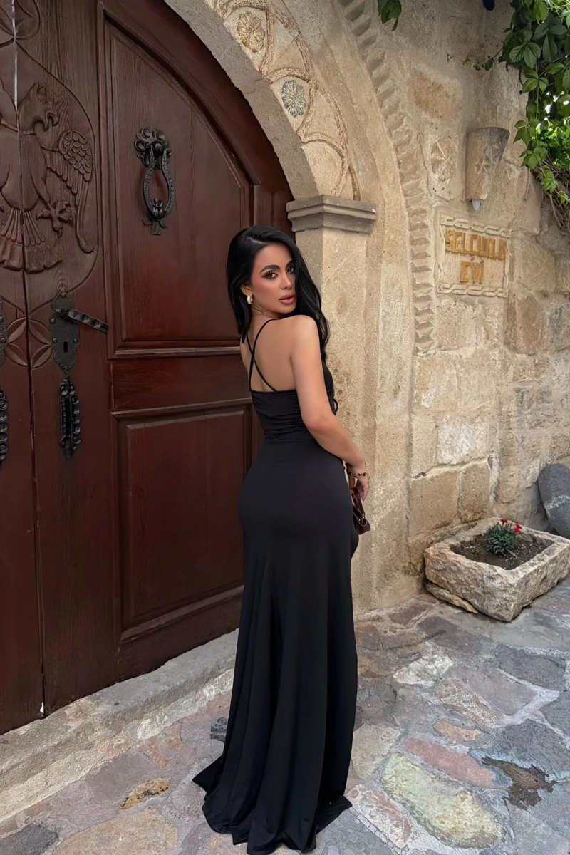 Siyah Çift Yırtmaçlı Sırt Çapraz Elbise