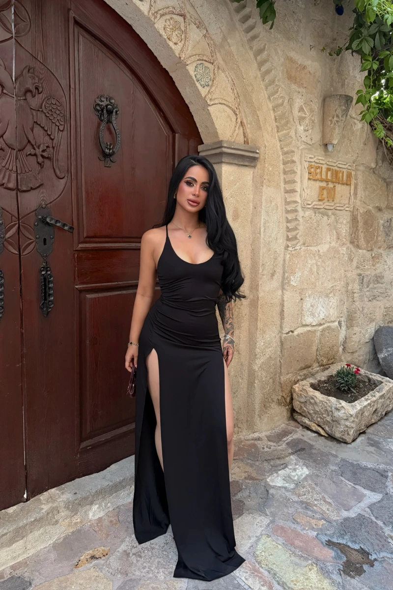 Siyah Çift Yırtmaçlı Sırt Çapraz Elbise