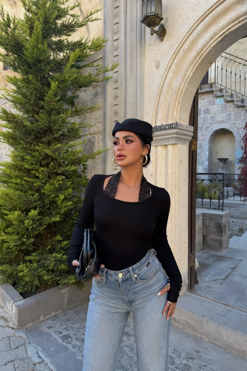 Siyah Dantel Detaylı Kare Yaka Bluz