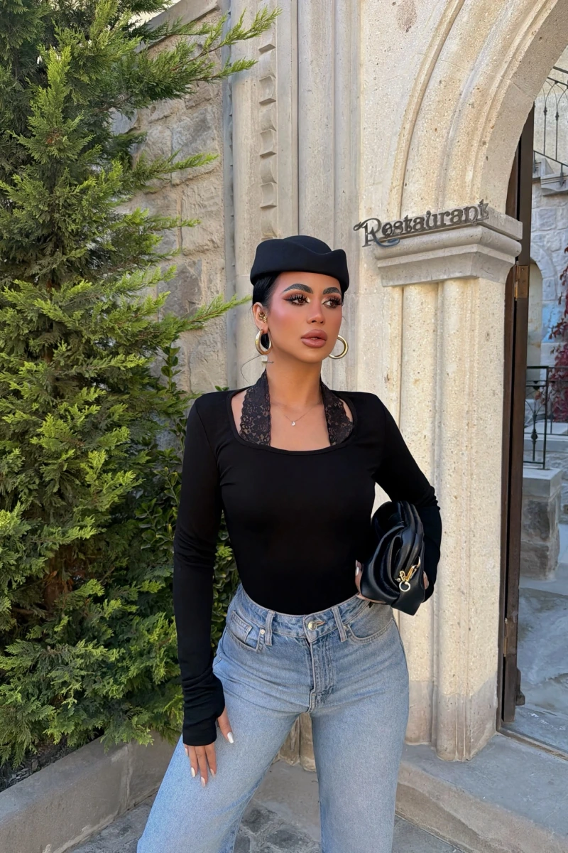 Siyah Dantel Detaylı Kare Yaka Bluz