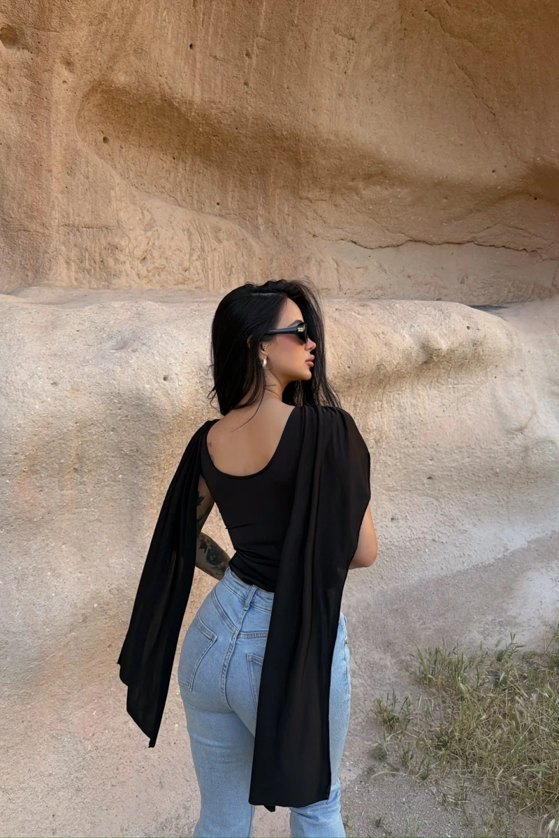 Siyah Drapeli Pelerin Bodysuit