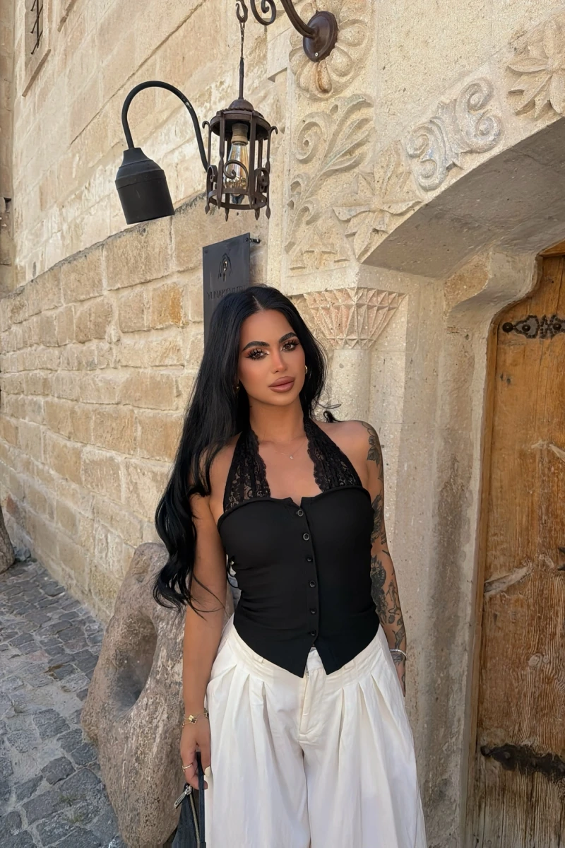 Siyah Düğmeli Boyun Güpürlü Crop