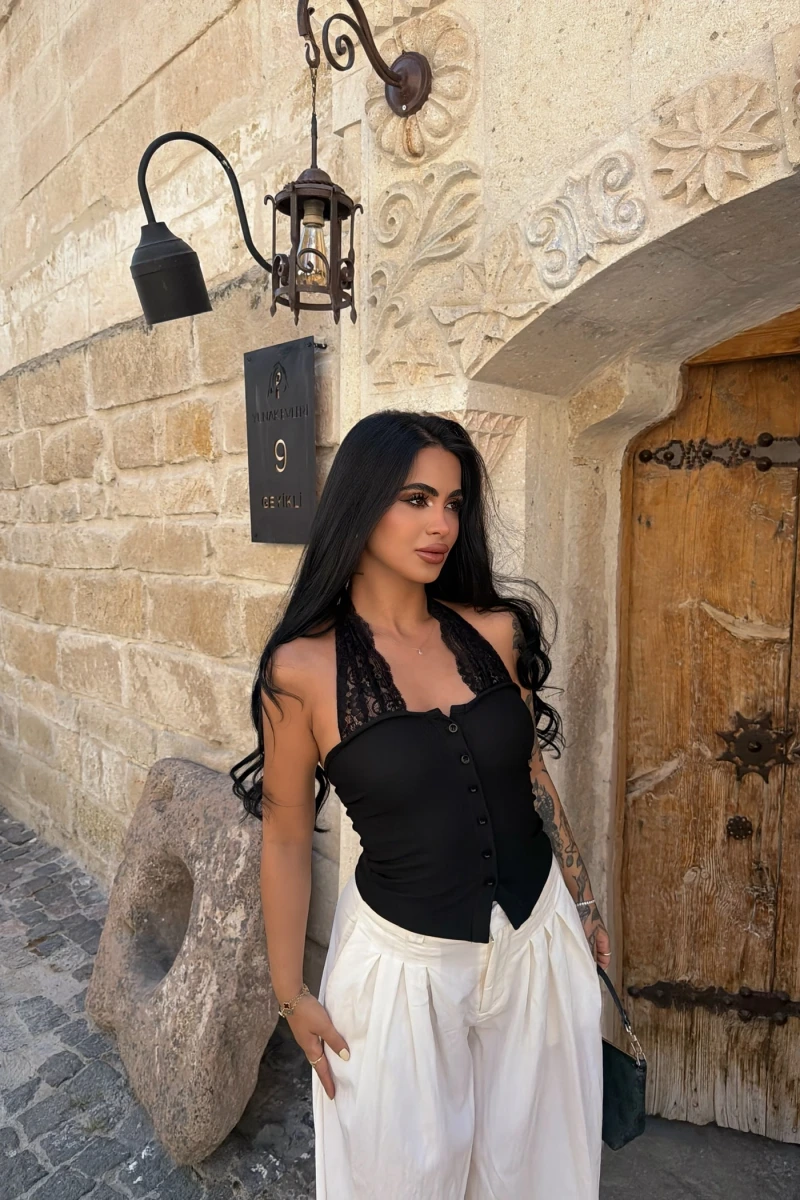 Siyah Düğmeli Boyun Güpürlü Crop