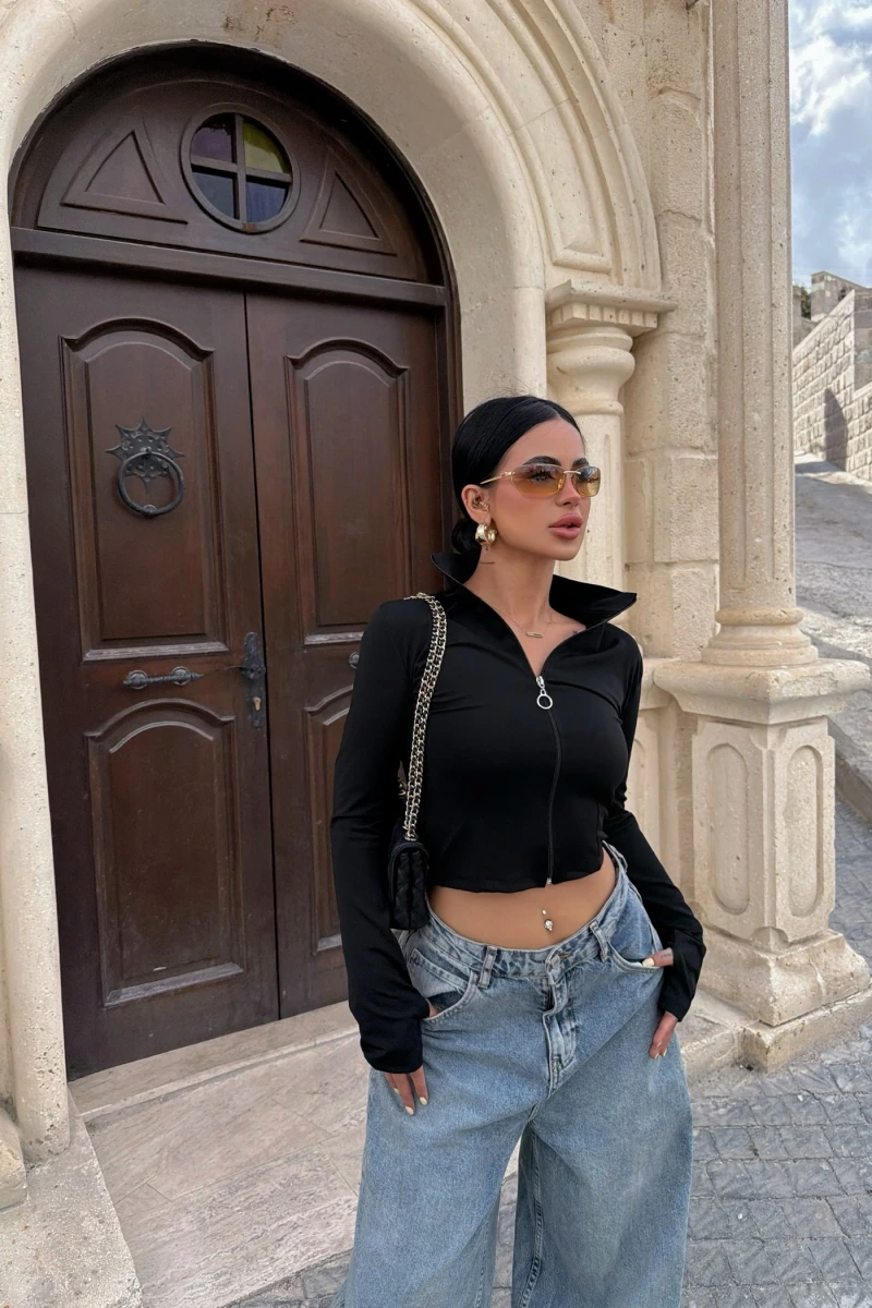 Siyah Fermuarlı Dik Yaka Crop
